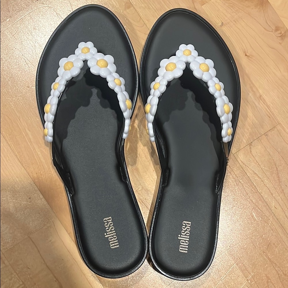Melissa Black and White Daisy flip flops 🌼